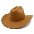 Detalle de costuras decorativas en la corona de un sombrero de vaquero de fieltro de lana - Marrón