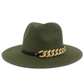 Détail d'un chapeau fedora en paille vert olive avec chaîne dorée et ruban en cuir noir - Vert Militaire