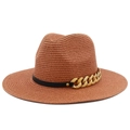 Détail d'un chapeau fedora en paille marron avec ruban cuir noir et chaîne dorée - Rose foncé
