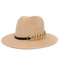 Détail du chapeau de paille avec ruban noir et chaîne dorée de style vintage chic - Rose