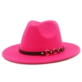 Dettaglio cappello fedora fucsia con fascia nera decorata da anelli metallici dorati - Taglia unica / Rosa Rosso