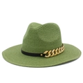 Détail d'un chapeau de paille vert avec ruban en cuir noir et chaîne dorée décorative - Vert Herbe