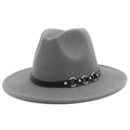Dettaglio cappello fedora in feltro grigio con fascia in pelle, anelli dorati e borchie argentate - Taglia unica / Grigio
