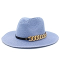 Détail d'un chapeau de paille bleu clair avec ruban en cuir noir et chaîne dorée - Rose bonbon