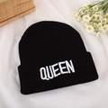 Μαύρος πλεκτός σκούφος με λευκό κέντημα QUEEN για χειμερινή ζεστασιά και στυλ - Ένα μέγεθος / QUEEN Μαύρο