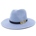 Dettaglio cappello di paglia celeste con nastro in pelle nera e fibbia dorata - Azzurro