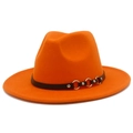 Dettaglio di cappello fedora in feltro arancione con fascia in pelle e anelli metallo - Taglia unica / Arancione