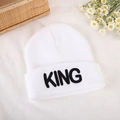 Λευκό πλεκτό σκουφάκι με μαύρο κέντημα KING και κλασικό σχέδιο με γύρισμα - Ένα μέγεθος / Λευκό (Κέντημα KING)