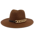 Vue détaillée du chapeau de paille marron avec ruban en cuir noir et chaîne en métal doré - Café