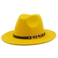 Dettaglio del cappello fedora giallo in lana con fascia in pelle nera e anelli d'argento - Taglia unica / Giallo