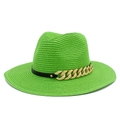 Détail du chapeau de paille vert avec chaîne dorée élégante et ruban noir décoratif - Vert Émeraude