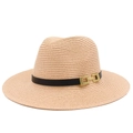 Dettaglio cappello di paglia cachi con fascia in pelle nera e fibbia in metallo - Rosa