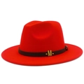 Detailansicht des roten Fedora-Hutes mit schwarzem Lederband und goldenem M-Zubehör - Rot