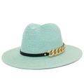 Détail d'un chapeau fedora en paille vert menthe avec ruban noir et chaîne dorée épaisse - Vert menthe