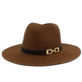 Dettaglio di un cappello di paglia marrone con nastro in pelle nera e fibbia dorata - caffè