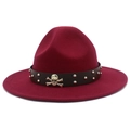 Détail d'un chapeau fedora bordeaux avec emblème de crâne et bandeau clouté - Bordeaux