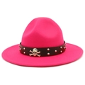 Détail du chapeau fedora rose avec bande en cuir noir, clous argentés et emblème de crâne - Rose rouge