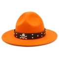 Détail d'un chapeau en laine orange avec ruban en cuir noir et emblème de crâne - Orange