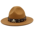 Chapeau Fedora en laine camel style western avec ruban cuir, clous et badge de crâne - Marron