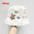 Détail du chapeau bob en fausse fourrure blanche avec décorations d'étoiles colorées - Taille unique / Blanc