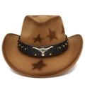 Détail d'un chapeau de cowboy avec motifs d'étoiles, rivets dorés et logo tête de taureau - Style Tête de Taureau Étoile Marron Foncé (1#)