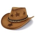Dettaglio cappello da cowboy in feltro marrone con stampe di stelle e catena metallica - Marrone