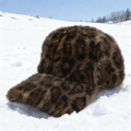 Berretto da baseball in peluche leopardato invernale con sfondo di montagna innevata - Taglia unica / Caffè Scuro