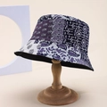 Dettaglio del cappello alla pescatora con motivo floreale viola e fodera nera interna - Viola Blu Marino Floreale Patchwork (1)