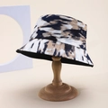 Dettaglio di un cappello a secchiello in tela di cotone con stampa a pennellate astratte - Taglia unica / Blu Scuro Beige Tie-Dye