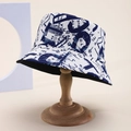 Detailopname van de neutrale bucket hat met blauwe abstracte letters graffiti print - Eén maat / Diepblauwe Graffiti