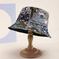 Detailweergave van kleurrijke patchwork vissershoed met paisley-motieven op houten standaard - Donkerblauw Grijs Patchwork Stijl (BB-01)