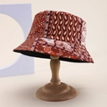 Dettaglio di cappello pescatore bohémien con motivi floreali su supporto in legno - Patchwork Floreale Rosso Arancio