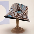 Detail van bohemien patchwork vissershoed met paisley-bloemenpatronen op houten standaard - Bruin Lichtblauw Patchwork Stijl (BB-02)