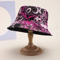 Detail van een bucket hat met roze bloemenprint op een houten standaard - Roze Rood Mandala (Kleur Een)