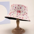 Dettaglio di un cappello da pescatore a fiori con motivi di ciliegio su supporto - Beige