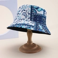 Dettaglio di cappello pescatore con motivo patchwork paisley blu e fiori geometrici - Patchwork Floreale Blu Bianco