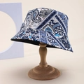 Detail van een vissershoed met paisley-patronen en blauw geometrisch patchwork ontwerp - Indigo Wit Paisley Stijl (BB-03)