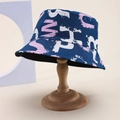 Unisex καπέλο bucket με γκράφιτι σε σκούρο μπλε με ροζ και λευκά σχέδια γραμμάτων για το καλοκαίρι - Ένα μέγεθος / Dark Blue and Pink Letter Print