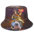 Chapeau bob réversible avec motifs de chaussures de foot et couronnes sur fond galaxie - Taille unique / Style Réversible Motif Football