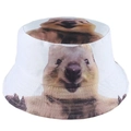 Détail de l'imprimé Quokka sur un chapeau bob blanc en coton avec des coutures de haute qualité - Motif Quokka (No. 8 Mignon)