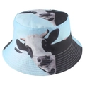 Détail d'un bob bleu clair avec imprimé vache réaliste et coutures de bord renforcées - Motif Vache Bleu Clair (No. 6 Mignon)