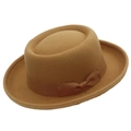 Klassieke camel wollen fedora hoed met elegante strikversiering op witte achtergrond - Khaki