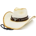 Dettaglio del cappello di paglia western con testa di toro in argento e borchie in metallo - Taglia unica / Bianco