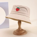 Cappello a secchiello in cotone beige con ricamo a fragola su supporto di legno - M（56-58cm） / Kaki