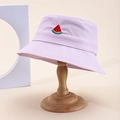 Sombrero de pescador de algodón lila con bordado de sandía en soporte de madera solar - Talla única / Púrpura