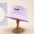 Dettaglio cappello a secchiello lavanda con ricamo a spina di pesce e tesa con cuciture rinforzate - Viola