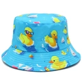 Détail du chapeau bob bleu ciel avec motifs de canards jaunes et de voiliers blancs - Canard Voilier Bleu Ciel (2#)