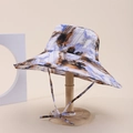 Dettaglio cappello da pescatore con stampa artistica a inchiostro e laccetto sottogola - Inchiostro Astratto Blu Viola Nero (13#)