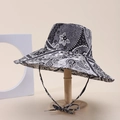 Vista macro dettagliata del motivo paisley bianco e nero su un cappello da sole - Paisley Nero Bianco (8#)