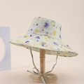 Dettaglio cappello a secchiello a tesa larga con pois colorati e laccetto antivento - Cerchi Astratti Crema Viola Giallo (20#)